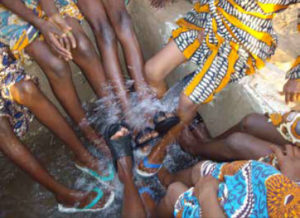 Femmes du village autour du bassin